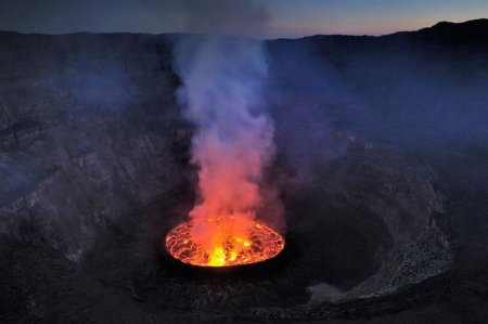 Жерло вулкана Nyiragongo в Африке [11 фото]