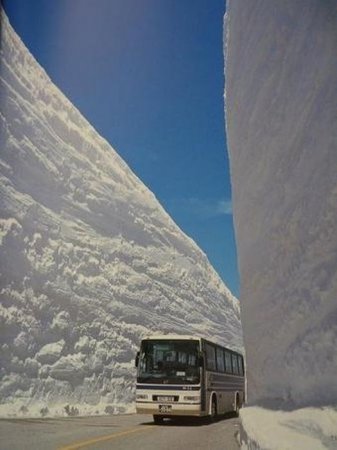 Как убирают снег в Японии [3 фото]